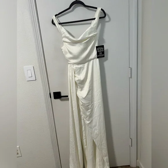 Amelie gown in White - Picture 4 of 6